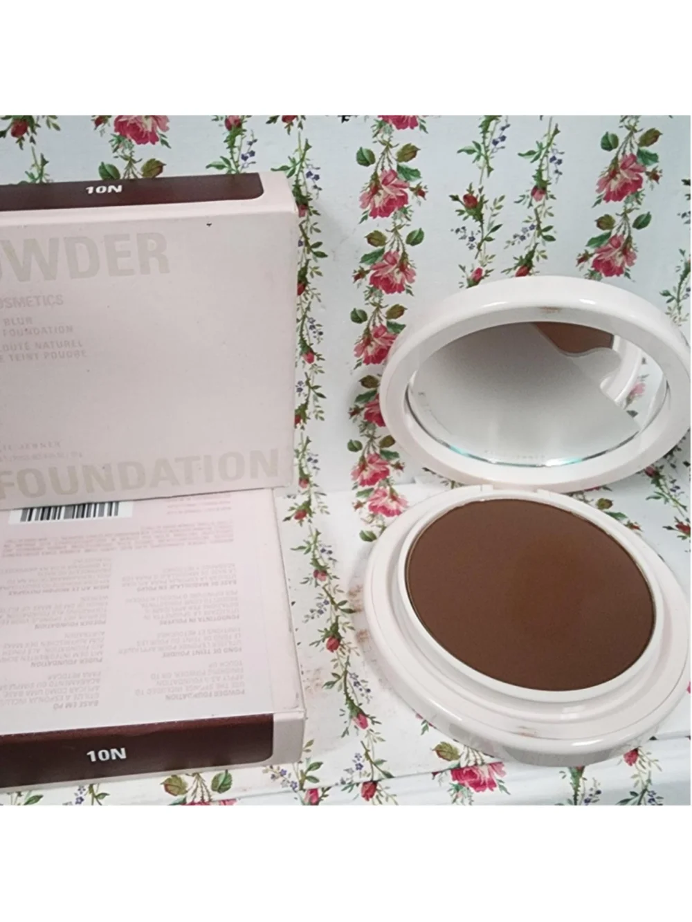 Kylie Cosmetics Natural Glow Powder Foundation in shade 10N #kylie #foundation